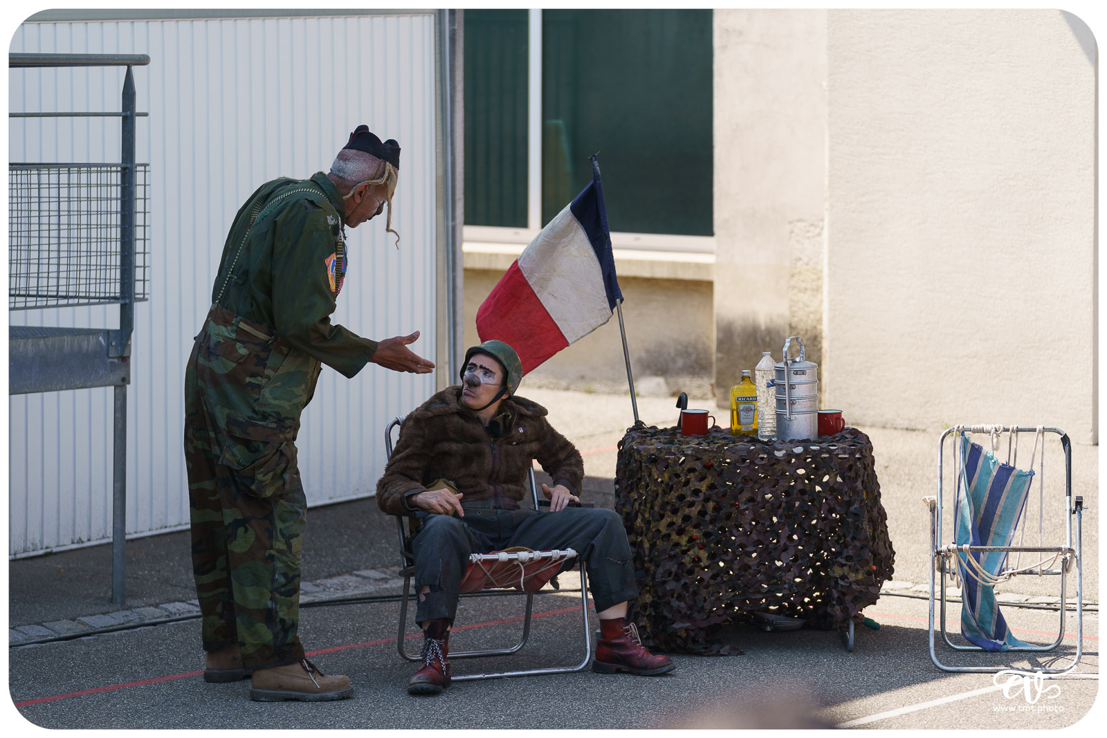 EN ATTENDANT LE 3ÈME TYPE (THÉÂTRE DE CANIVEAU)